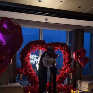 Richarlison e Amanda Araújo ficaram noivos em Londres. O jogador pediu a influenciadora em casamento durante uma surpresa no Shangri-La The Shard, hotel de luxo instalado dentro do famoso arranha-céu londrino