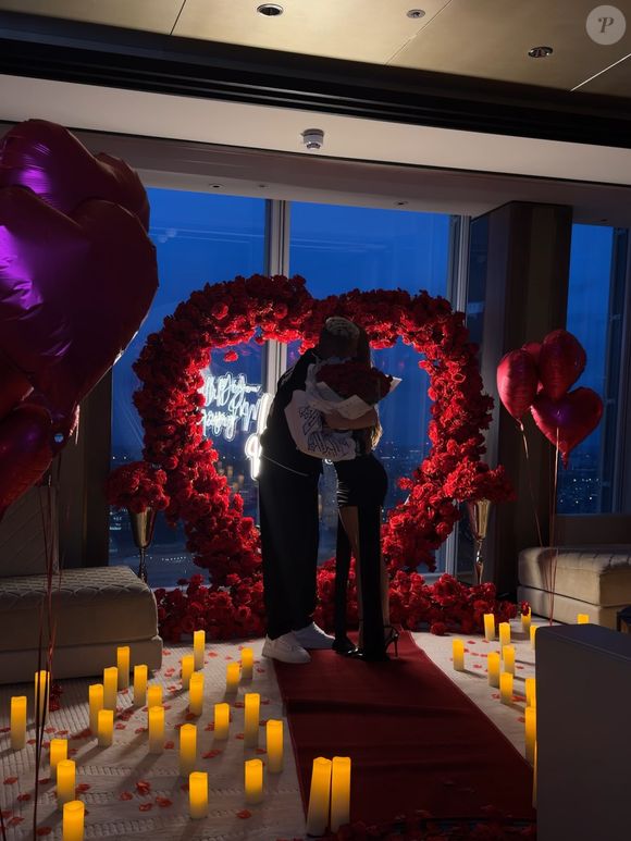 Richarlison e Amanda Araújo ficaram noivos em Londres. O jogador pediu a influenciadora em casamento durante uma surpresa no Shangri-La The Shard, hotel de luxo instalado dentro do famoso arranha-céu londrino