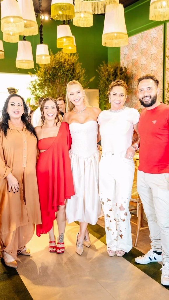 Virgínia Fonseca e o irmão, William Gusmão, posaram em clima amistoso em uma festa de Dia das Mães no último domingo (10)