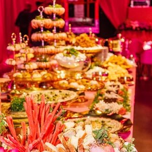 As torres de camarões chamam atenção na mesa de buffet da festa de aniversário da WePink