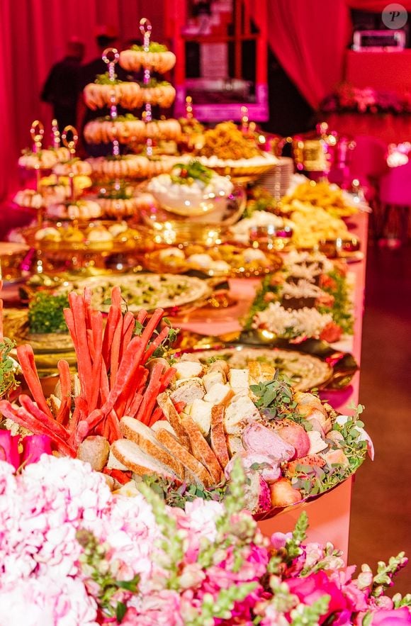 As torres de camarões chamam atenção na mesa de buffet da festa de aniversário da WePink