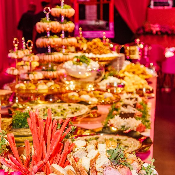 As torres de camarões chamam atenção na mesa de buffet da festa de aniversário da WePink