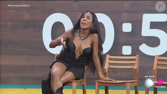 Carol provoca Rayane Figliuzzi, após ser colocada pela Fazendeira na primeira roça da temporada