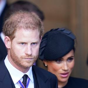 De acordo com informações reunidas pela Revista Monet, Harry e Meghan fizeram críticas públicas à família real durante o período nos Estados Unidos, incluindo declarações de Meghan sobre Kate Middleton e relatos de Harry sobre um conflito com William