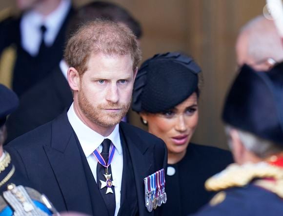 De acordo com informações reunidas pela Revista Monet, Harry e Meghan fizeram críticas públicas à família real durante o período nos Estados Unidos, incluindo declarações de Meghan sobre Kate Middleton e relatos de Harry sobre um conflito com William