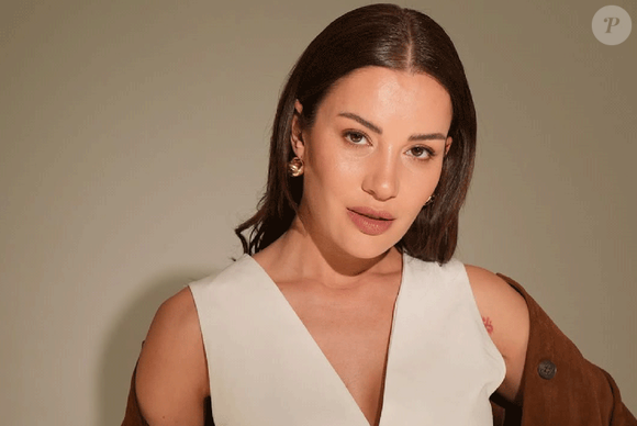 Fora das telas, Ece Irtem também acumulava uma trajetória admirável. Formada em Ópera e Performance Vocal pela Universidade de Yaşar, em 2014, ela estudou atuação no tradicional Sadri Alışık Cultural Center e construiu uma carreira sólida na televisão turca.