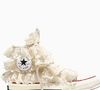 Clássico repaginado: Converse reinventa o icônico Chuck Taylor com babados e bordados em versão romântica que já virou desejo entre fãs da estética boho-chic