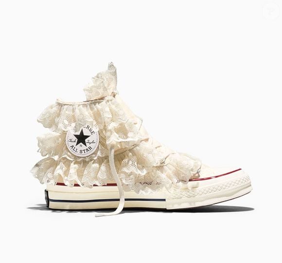 Clássico repaginado: Converse reinventa o icônico Chuck Taylor com babados e bordados em versão romântica que já virou desejo entre fãs da estética boho-chic