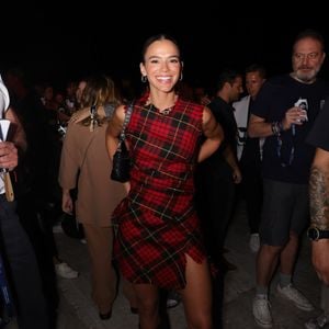 Vestido em xadrez vermelho foi aposta de Bruna Marquezine para essa produção