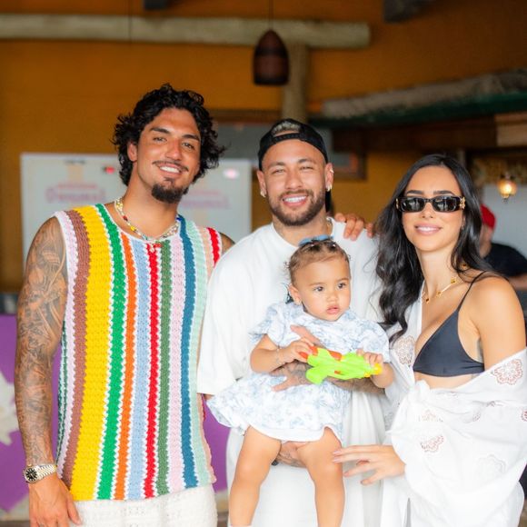 Neste sábado (21), o casal levou Mavie a uma festa de aniversário antecipada de Gabriel Medina, 'parça' do jogador