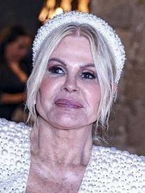 'Não pude pagar o babado no PIX': aos 70 anos, Monique Evans revela mini-lifting facial e situação inusitada no banco
