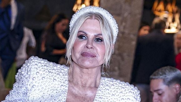 'Não pude pagar o babado no PIX': aos 70 anos, Monique Evans revela mini-lifting facial e situação inusitada no banco