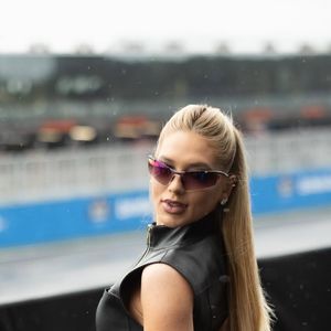 Virgínia esbanja beleza em look fashionista e cabelão loiro