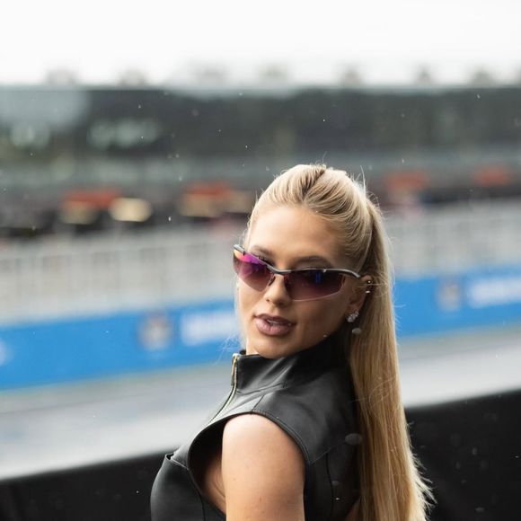 Virgínia esbanja beleza em look fashionista e cabelão loiro