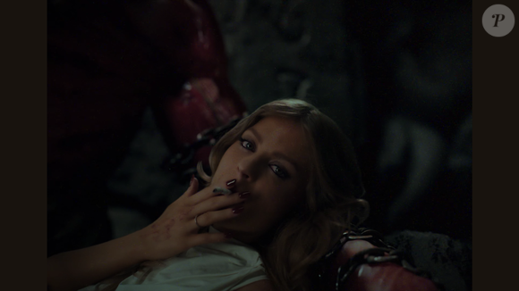 Luísa Sonza também fuma um cigarro enquanto é segurada pelo demônio