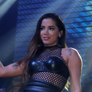 Além do rosto, Anitta mudou seu corpo com uma lipoaspiração