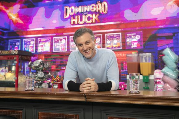 A assessoria de Luciano Huck contestou a existência de sociedade com Daniel Vorcaro, após a divulgação das mensagens pela Veja. Em nota enviada ao Purepeople, a equipe do apresentador afirmou que a relação comercial estava ligada ao patrocínio do Will Bank e que os contratos de imagem e publicidade foram rescindidos antes da intervenção do banco pelo Banco Central.