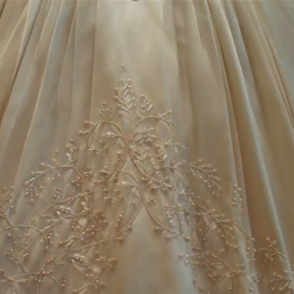 Atualizado para 2026, o valor do vestido icônico de Elizabeth Taylor chega a cerca de R$ 828.750, destacando seu peso histórico