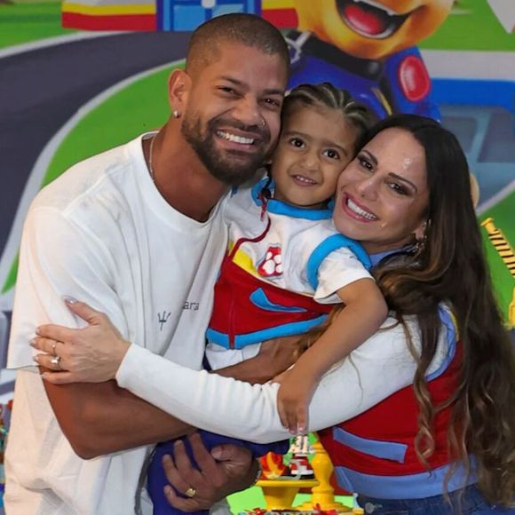 Viviane Araújo e Guilherme Militão comemoraram os 3 anos do filho, Joaquim