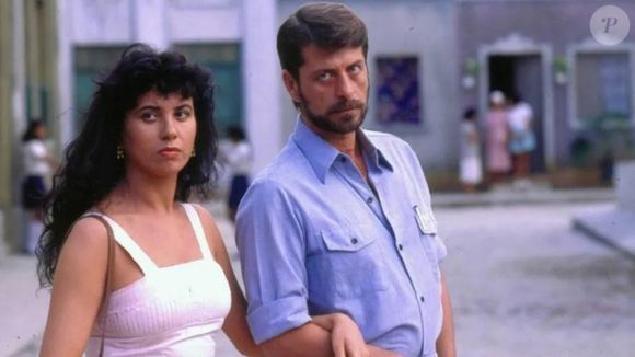 No final da novela 'Tieta', Laura aparece grávida, e forma um trisal junto com Silvana e Dário.