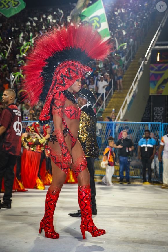 Iza causou frisson na Marquês de Sapucaí