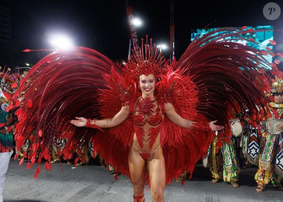 Virgínia teve uma estreia caótica - mas também memorável - como rainha de bateria da Grande Rio