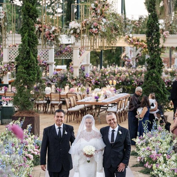 Giovanna Lancellotti fez uma entrada triunfal no seu casamento