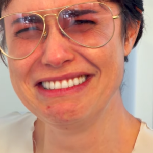 Fernanda Vasconcellos se emociona com flores dadas pelo marido e pelo filho no último dia de gravação da novela das nove da Globo
