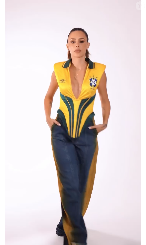 Bruna Biancardi, esposa de Neymar, usou um corset alongado com decotão calça jeans wide leg