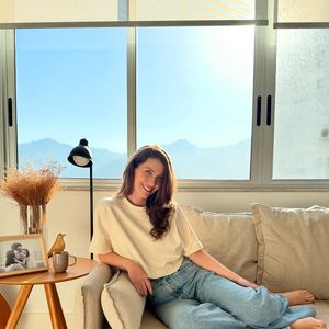 Entre os detalhes que mais chamam atenção na casa de Nathalia Dill estão o amplo sofá off-white, os objetos decorativos delicados e a presença constante da madeira clara. O resultado é um espaço iluminado, funcional e com visual atemporal
