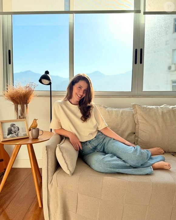 Entre os detalhes que mais chamam atenção na casa de Nathalia Dill estão o amplo sofá off-white, os objetos decorativos delicados e a presença constante da madeira clara. O resultado é um espaço iluminado, funcional e com visual atemporal