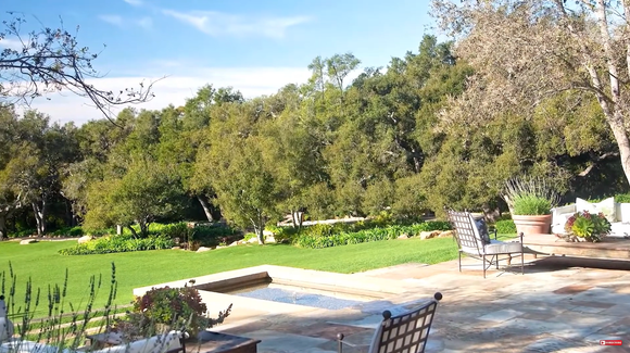 A propriedade em Montecito ainda oferece vistas para as montanhas e para o oceano, completando o cenário da residência milionária