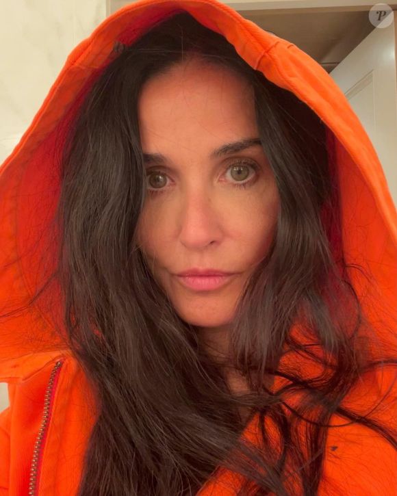 Aos 60 anos, Demi Moore adora mostrar fotos sem maquiagem em suas redes sociais