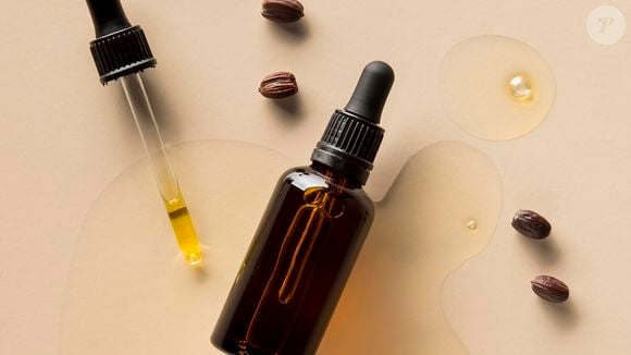 Quando a pele ainda não está acostumada ao retinol é comum surgirem irritação, vermelhidão e descamação. Esse período de adaptação é conhecido como retinização