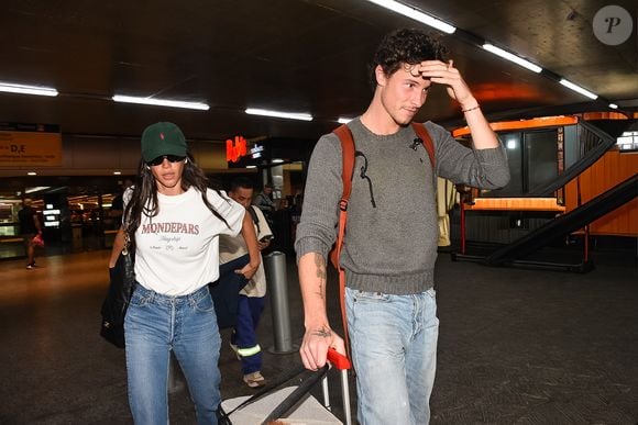 Bruna Marquezine usou acessórios discretos, deixando o tênis assumir o papel de protagonista.