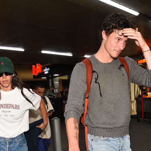Bruna Marquezine usou acessórios discretos, deixando o tênis assumir o papel de protagonista.