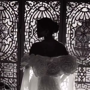 A capa escolhida por Emilly Araújo para o ensaio pré-wedding tem caimento fluido e uma cauda que se estende pelas costas, reforçando o efeito dramático da produção