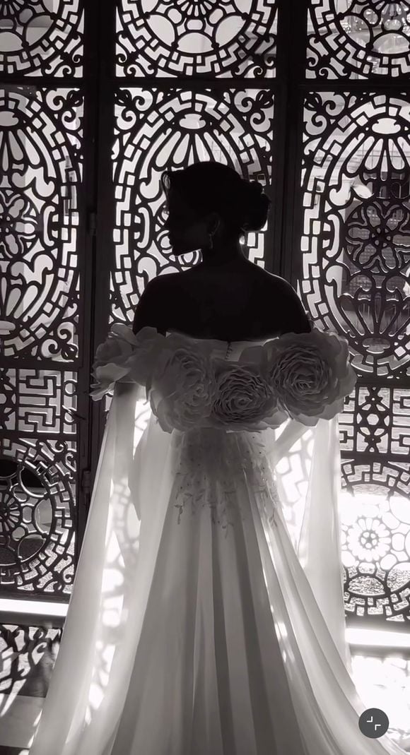 A capa escolhida por Emilly Araújo para o ensaio pré-wedding tem caimento fluido e uma cauda que se estende pelas costas, reforçando o efeito dramático da produção