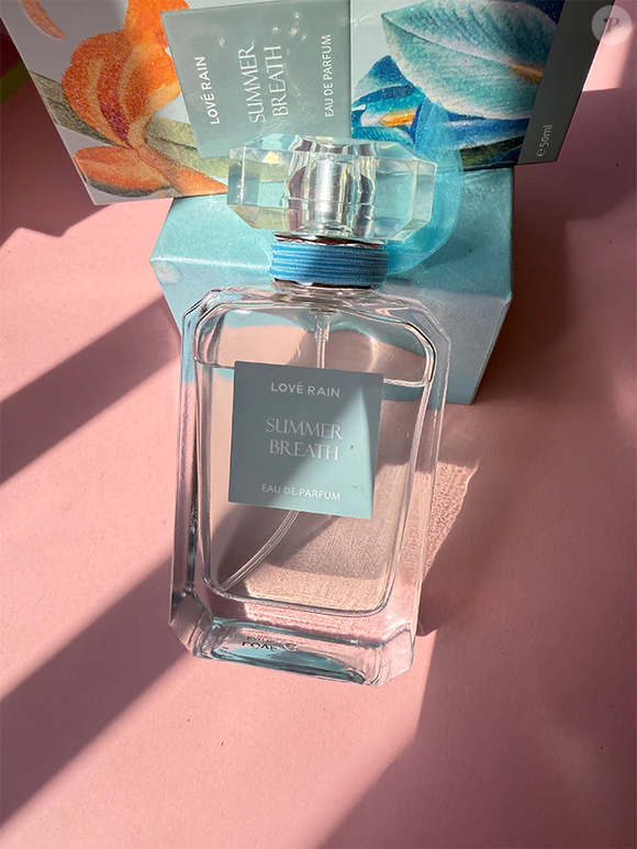 Com flor de laranjeira fresca e luminosa, o Summer Breath aposta em uma composição delicada e feminina, segundo a descrição do produto