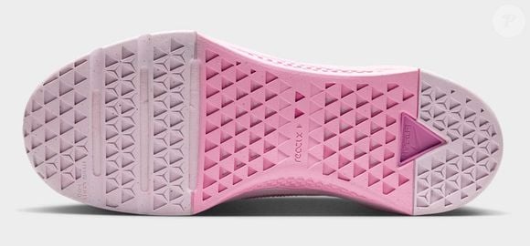 O Nike Metcon 10 conta com uma placa resistente sob o calcanhar, que ajuda a proporcionar mais estabilidade em movimentos como agachamentos e levantamentos de peso