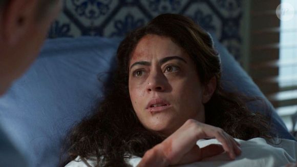 Em 'Garota do Momento', Clarice (Carol Castro) sofre com sintomas graves e preocupa Juliano (Fabio Assunção).