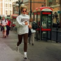 Adeus, sedentarismo: descobrimos as calças leggings na cor chocolate da Lupo que a Princesa Diana adoraria usar no pilates e na yoga