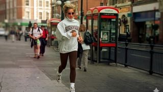 Adeus, sedentarismo: descobrimos as calças leggings na cor chocolate da Lupo que a Princesa Diana adoraria usar no pilates e na yoga