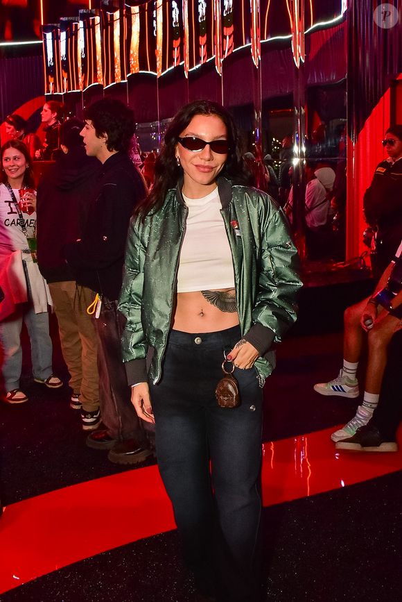 The Town 2025: a cantora Priscilla deixou sua tatuagem à mostra em um cropped branco com uma jaqueta verde metalizada