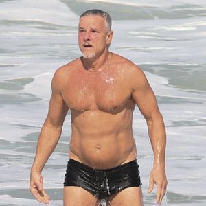 Marcello Novaes mostrou que segue em plena forma aos 63 anos. O ator foi clicado de sunga cavada enquanto aproveitava a praia com o filho Pedro Novaes