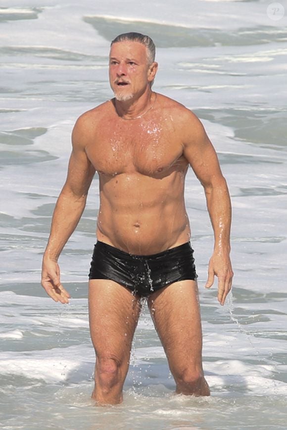 Marcello Novaes mostrou que segue em plena forma aos 63 anos. O ator foi clicado de sunga cavada enquanto aproveitava a praia com o filho Pedro Novaes