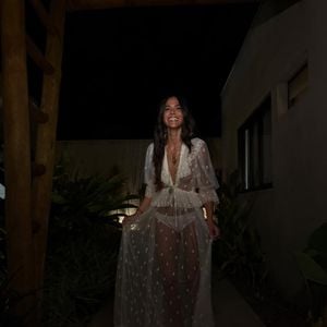 A peça, apresentada como o look 22 do desfile Chloé S/S 26, traz decote em V profundo com acabamento franzido e é confeccionada em renda bordada transparente