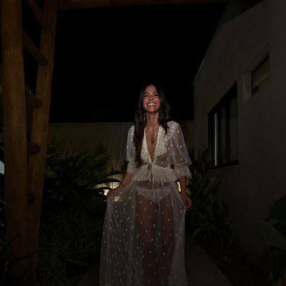A peça, apresentada como o look 22 do desfile Chloé S/S 26, traz decote em V profundo com acabamento franzido e é confeccionada em renda bordada transparente