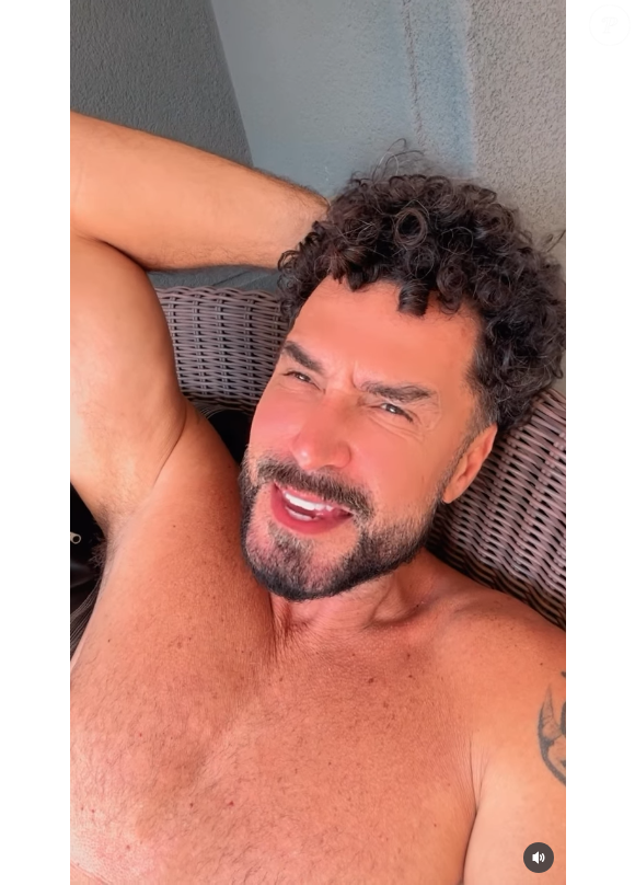 O cantor Latino passou por transformações impactantes em seu visual nos últimos anos