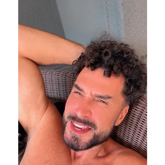 O cantor Latino passou por transformações impactantes em seu visual nos últimos anos